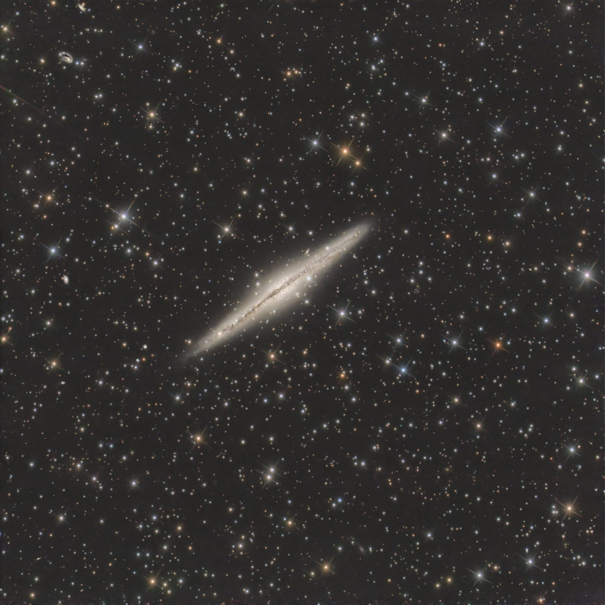 Die Edge-On Galaxie NGC891 liegt im Sternbild Andromeda.